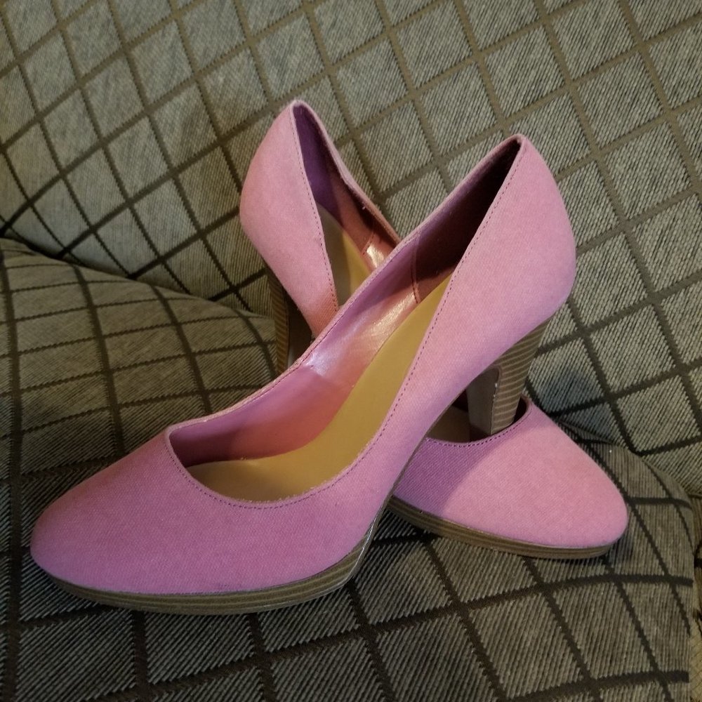 Pink canvas 4" pumps size 7